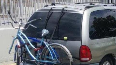 El conductor de esa camioneta Dodge Caravan color plateada es sospechoso de dar puñetazos y golpear a un pequeño perro contra la banqueta hasta matarlo. /CORTESIA DEL LAPD