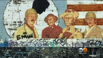 Vandalismo en pared pintada en honor de la Guerra de Vietnam. /CBS 2