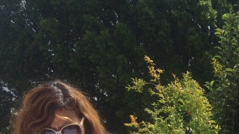 Maria Elena Hernández y Carolina Morán caminan por las calles de Pacoima en busca de electores registrados. /FRANCISCO CASTRO