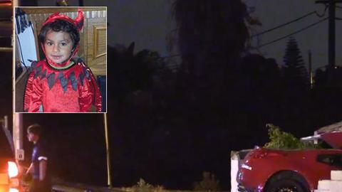 Una grúa tuvo que sacar el vehículo incrustado en uno de los dormitorios de la vivienda ubicada en la esquina de Imperial Highway y Marquard Avenue. / ABC7