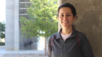 Yuriana Aguilar, de 26 años, se convirtió en el primero estudiante indocumentado en recibir su doctorado en UC Merced.