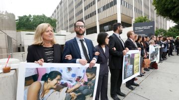 Abogados de inmigración denuncian falta de representación y debido proceso frente al edificio federal de Los Angeles.