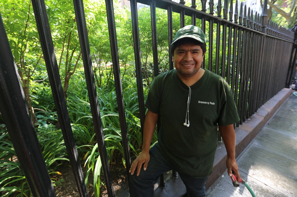 Jardinero del Gramercy Park, Amador Flores. Gramercy Park - Manhattan - Nuestros Barrios. Photo Credito Mariela Lombard/El Diario NY.