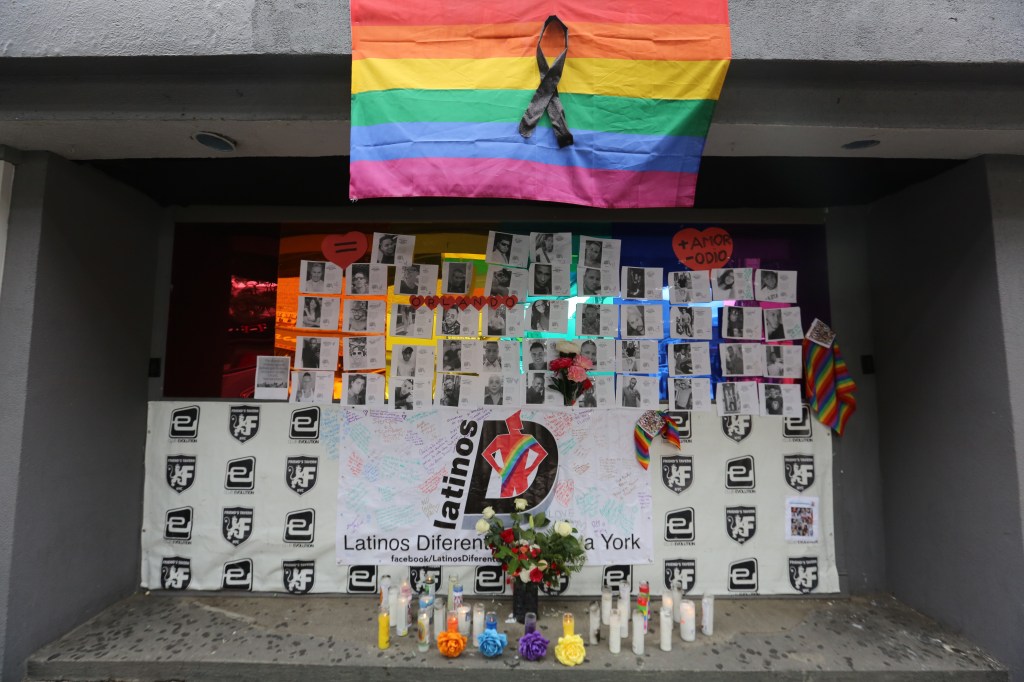 Bar Evolution en la Roosevelt tienen un altar para las victimas del atentado terrorista en la discoteca de Orlando.