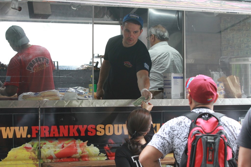 Nuestros Barrios - Tour de Comidas en Jackson Heights y Astoria. Photo Credito Mariela Lombard/El Diario NY.