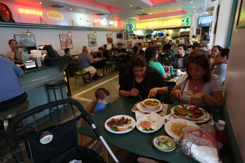 Nuestros Barrios - Tour de Comidas en Jackson Heights y Astoria. Photo Credito Mariela Lombard/El Diario NY.