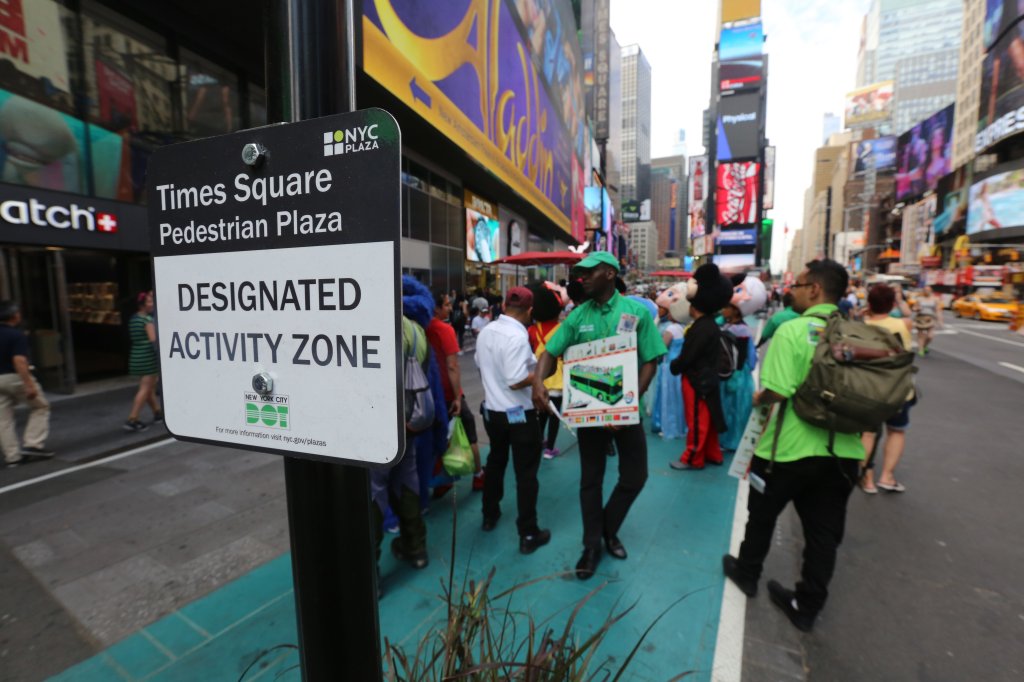 Muñecos, en su mayoria hispanos, trabajan solo en lugares pre-destinados en las plazoletas de Times Square.