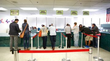 Electores emiten su voto por adelantado en el Registro de Votantes  del condado de Los Ángeles en Norwalk.