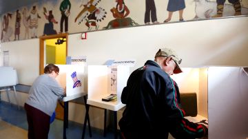Electores votan en Los Ángeles, California.
