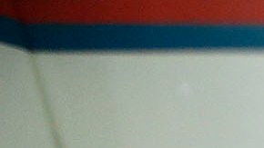 Los angelinos votan durante la elección estatal de California en Los Ángeles.