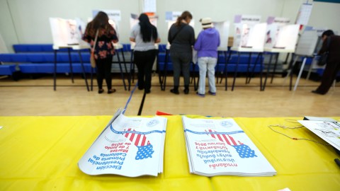 Los angelinos votan durante la elección estatal de California en Los Ángeles.