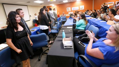 Sheila Bravo se graduó del Centro Médico de Kaiser Permanente en South Bay en entrenamiento laboral junto a otros muchachos que como ella tienen algún tipo de discapacidad intelectual o de desarrollo.