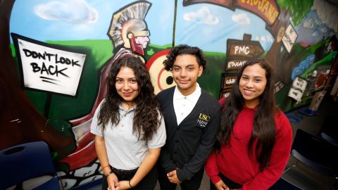 Todos los graduados de esta secundaria ya tienen asegurado su camino a la universidad.