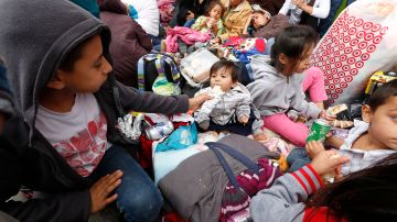 TIJUANA/Docenas de familias mexicanas pasan las noches y los dias formados, en la garita San Ysidro,  a la espera de ser atendidos por la autoridades migratorias de Estado Unidos para pedir asilo. (Foto Aurelia Ventura/ La Opinion)