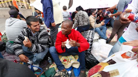 Docenas de familias mexicanas, inmigrantes africanos y haitianos espera en la garita San Ysidro, para pedir asilo en EEUU. (Foto: Aurelia Ventura/La Opinión)