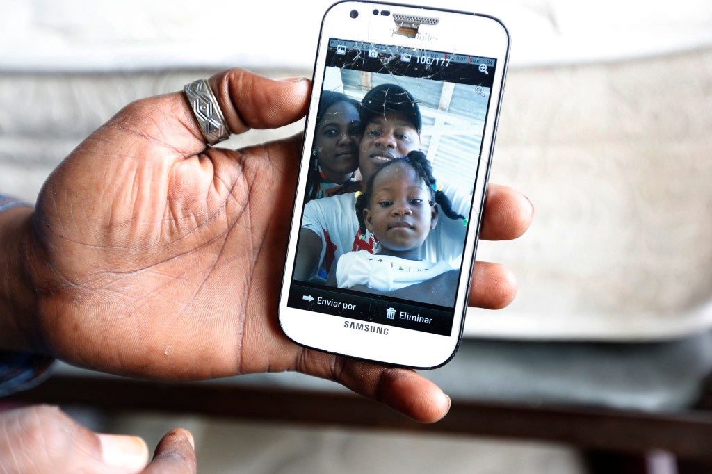 Primera parte: Los haitianos 06/11/16/ TIJUANA/ Inmigrante haitiano Paulson Neston muestra la foto de su hija y esposa, durante su estancia en la Casa del Migrante en Tijuana. Neston es parte de un grupo de haitianos y africanos que estan llegando en masa, a la garita San Ysidro, Mxico para pedir asilo en EEUU. (Foto Aurelia Ventura/ La Opinion)