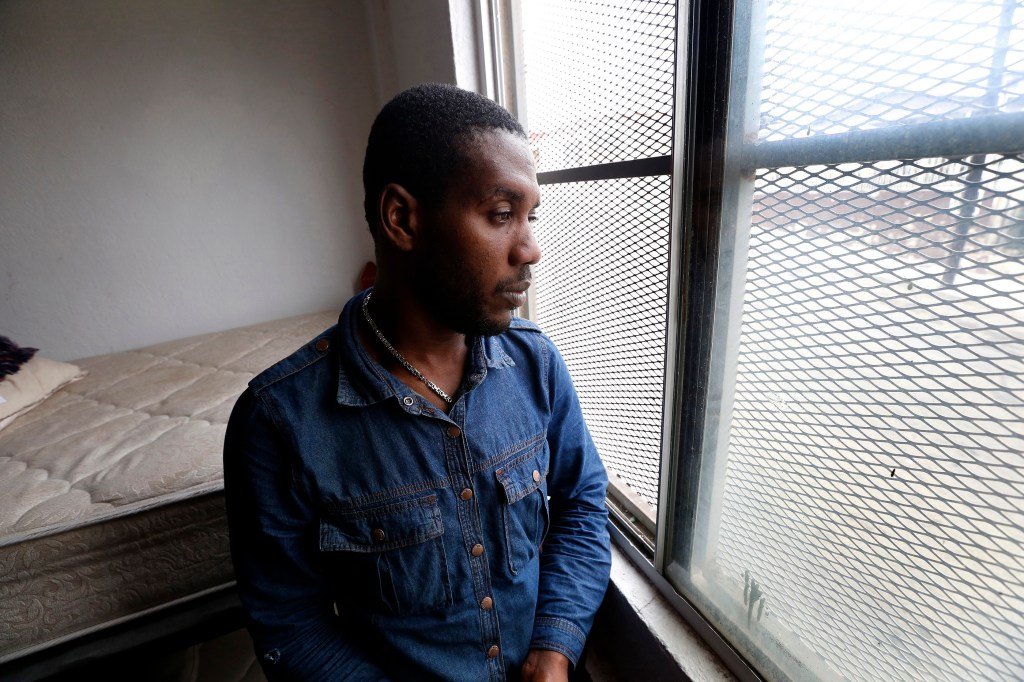 Inmigrante haitiano Paulson Neston recibe refugio en la Casa del Migrante en Tijuana. (Foto Aurelia Ventura/ La Opinion)