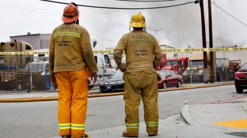 Más de 100 bomberos acudieron a la zona para intentar sofocar las llamas.