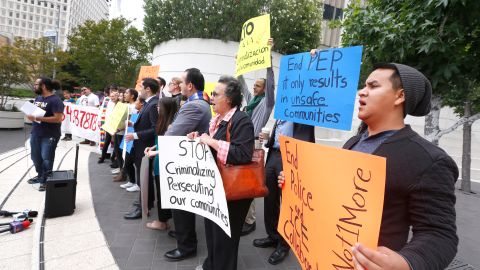 Grupos de defensa contra la deportación, formados por vountarios, están formándose en todo el país. (Photo by Aurelia Ventura/La Opinion)