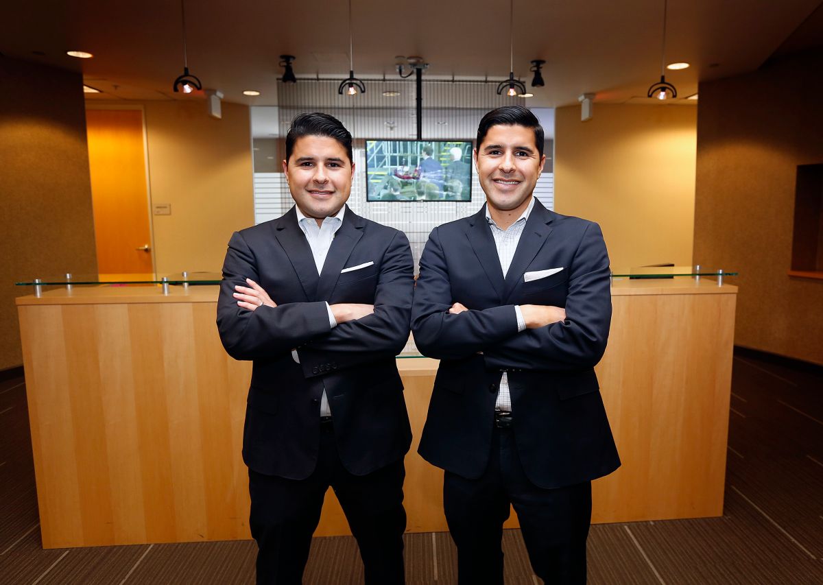06/16/16/ LOS ANGELES/Kenny (derecha) y Sean Salas, hermanos gemelos mexicanos que tienen la empresa Camino Financial en Glendale.  (Foto Aurelia Ventura/ La Opinion)