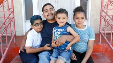 Romen López con sus hijos Victoria, de 11 años, Romen, de 10, y Derek, de 4. (Aurelia Ventura/ La Opinion)