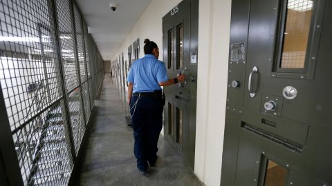 06/21/16/ ADELANTO/ A guard does a head count at the 'segregation cell area' at the Adelanto Detention Center. The facility, the largest and newest Immigration and Customs Enforcement (ICE), detention center in California, houses males and females an average of 1,700 immigrants in custody pending a decision in their immigration cases or awaiting deportation. (Photo Aurelia Ventura/ La Opinion)