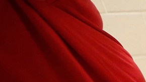 Mujeres en el centro de detención migratorio de Adelanto, en el condado de San Bernardino. Este centro es manejado por la empresa privada GEO. (Aurelia Ventura/ La Opinion)