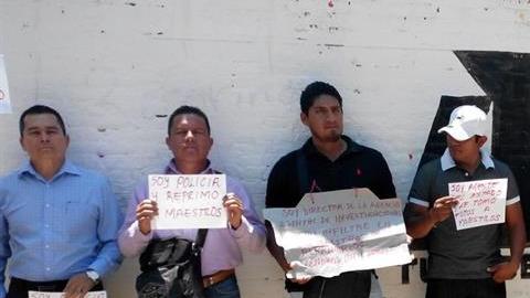 Policías retenidos en Oaxaca.
