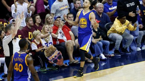 Curry tuvo una gran noche y los Warriors están a un paso de obtener el campeonato.