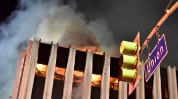 Cinco personas murieron en el incendio de un edificio en Los Ángeles.