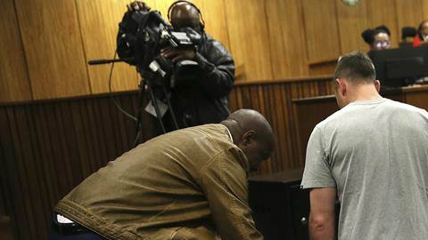 Pistorius quiere pugnar su condena con trabajos sociales.