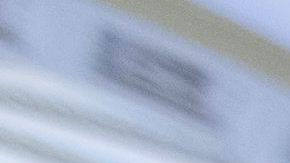 El senador demócrata por Connecticut, Chris Murphy (c), saluda a una de las familiares de una de las víctimas del tiroteo en la escuela Sandy Hook en Newtown, Connecticut.