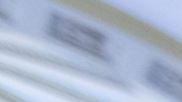 El senador demócrata por Connecticut, Chris Murphy (c), saluda a una de las familiares de una de las víctimas del tiroteo en la escuela Sandy Hook en Newtown, Connecticut.