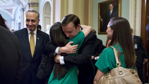 El senador demócrata por Connecticut, Chris Murphy (c), saluda a una de las familiares de una de las víctimas del tiroteo en la escuela Sandy Hook en Newtown, Connecticut.