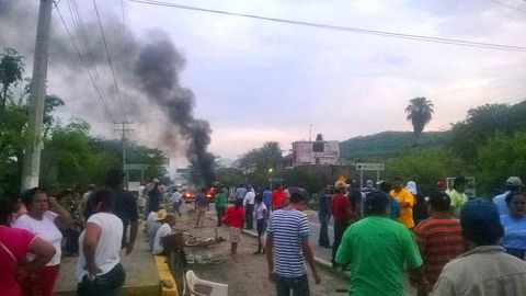 Los bloqueos de docentes en protesta por la reforma educativa fueron desalojados por la policia mexicana en el Istmo de Tehuantepec.