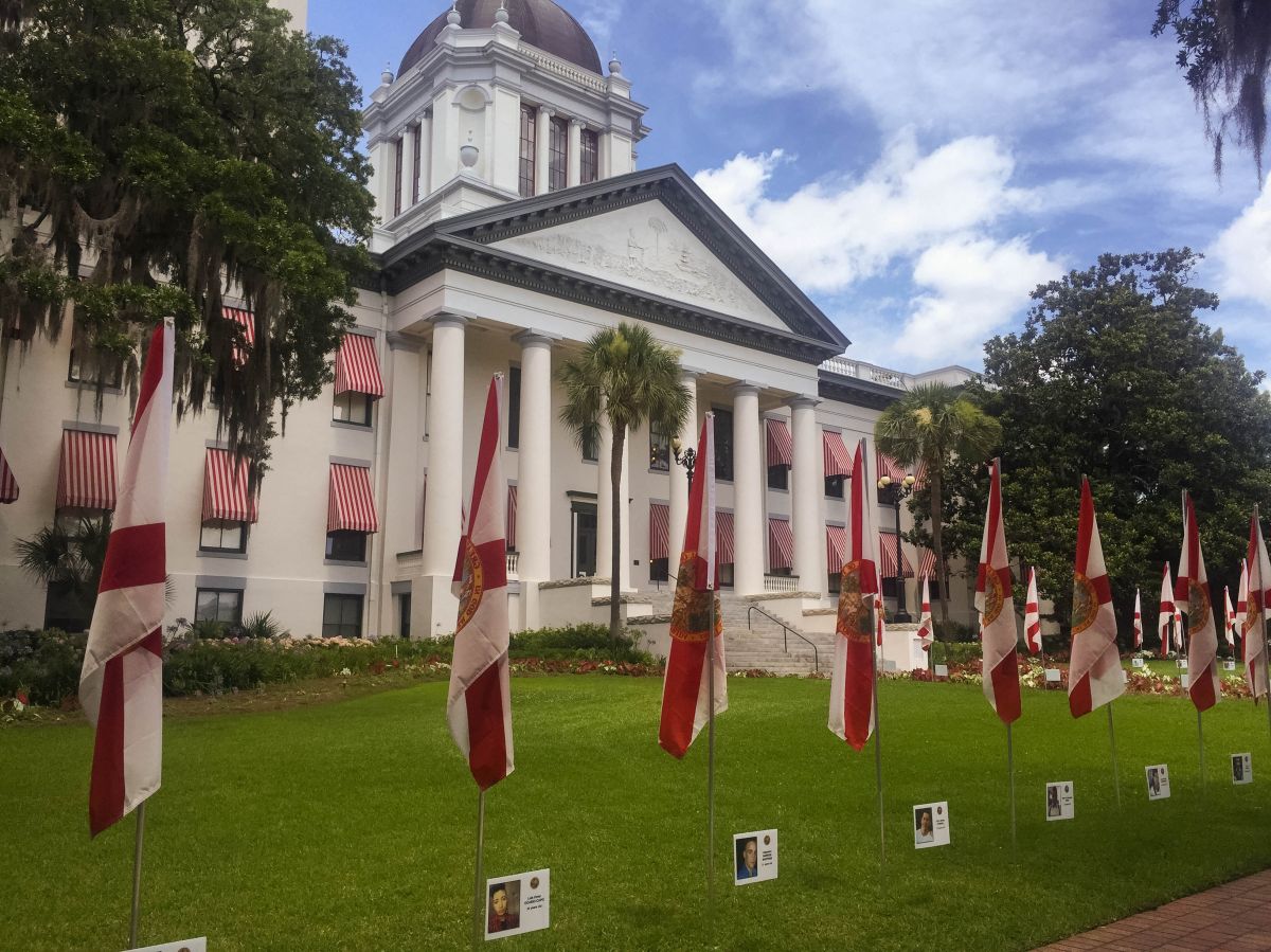 Banderas en homenaje a las víctimas de la masacre. EFE