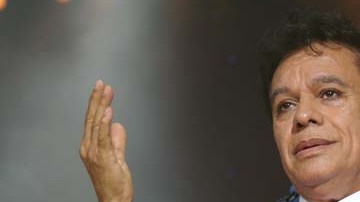 El cantante dijo a sus fans que recientemente había sufrido una caída.