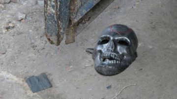 Una máscara de calavera en el suelo del Bronx.