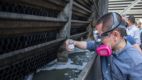 Las fuentes más comunes de estos brotes fueron el agua potable, como el que se usa para las duchas.