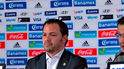 Santiago Baños y Juan Carlos Osorio durante una conferencia de prensa.