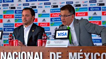 Santiago Baños y Juan Carlos Osorio durante una conferencia de prensa.