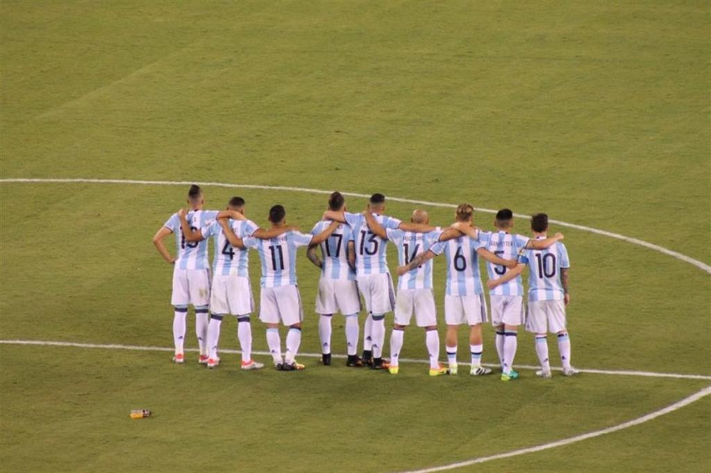 Los jugadores argentino se abrazan durante la tanda de penales. 