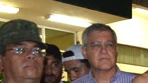 Fotografía cedida por el gobierno de Tamaulipas en la que aparecen el gobernador del estado, Egidio Torre Cantú y el futbolista Alan Pulido tras su rescate luego de haber sido secuestrado.