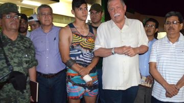 Fotografía cedida por el gobierno de Tamaulipas en la que aparecen el gobernador del estado, Egidio Torre Cantú y el futbolista Alan Pulido tras su rescate luego de haber sido secuestrado.