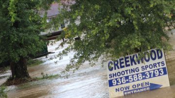 Vecinos afectados por las graves inundaciones en el condado de Montgomery, al norte de Houston, ven con desconsuelo cómo se dañó su patrimonio.