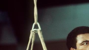 Muhammad Alí durante una sesión de entrenamiento en Munich, Alemania, previa a la pelea contra el inglés Richard Dunn.