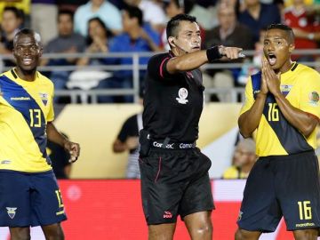 Jugadores ecuatorianos reaccionan tras la marcación que anuló el gol de Milner Bolaños.
