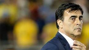 Gustavo Quinteros abandona el terreno de juego tras el partido ante Brasil.