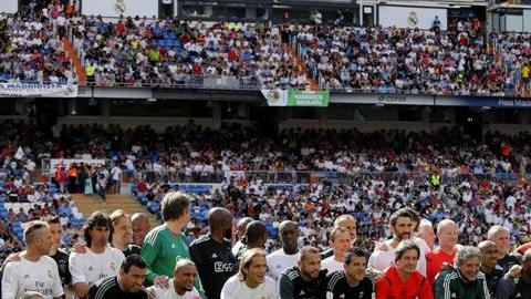 Raúl González tuvo un gran homenaje en el Santiago Bernabéu.