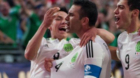 Rafa Márquez y compañeros festejan el segundo gol de México.